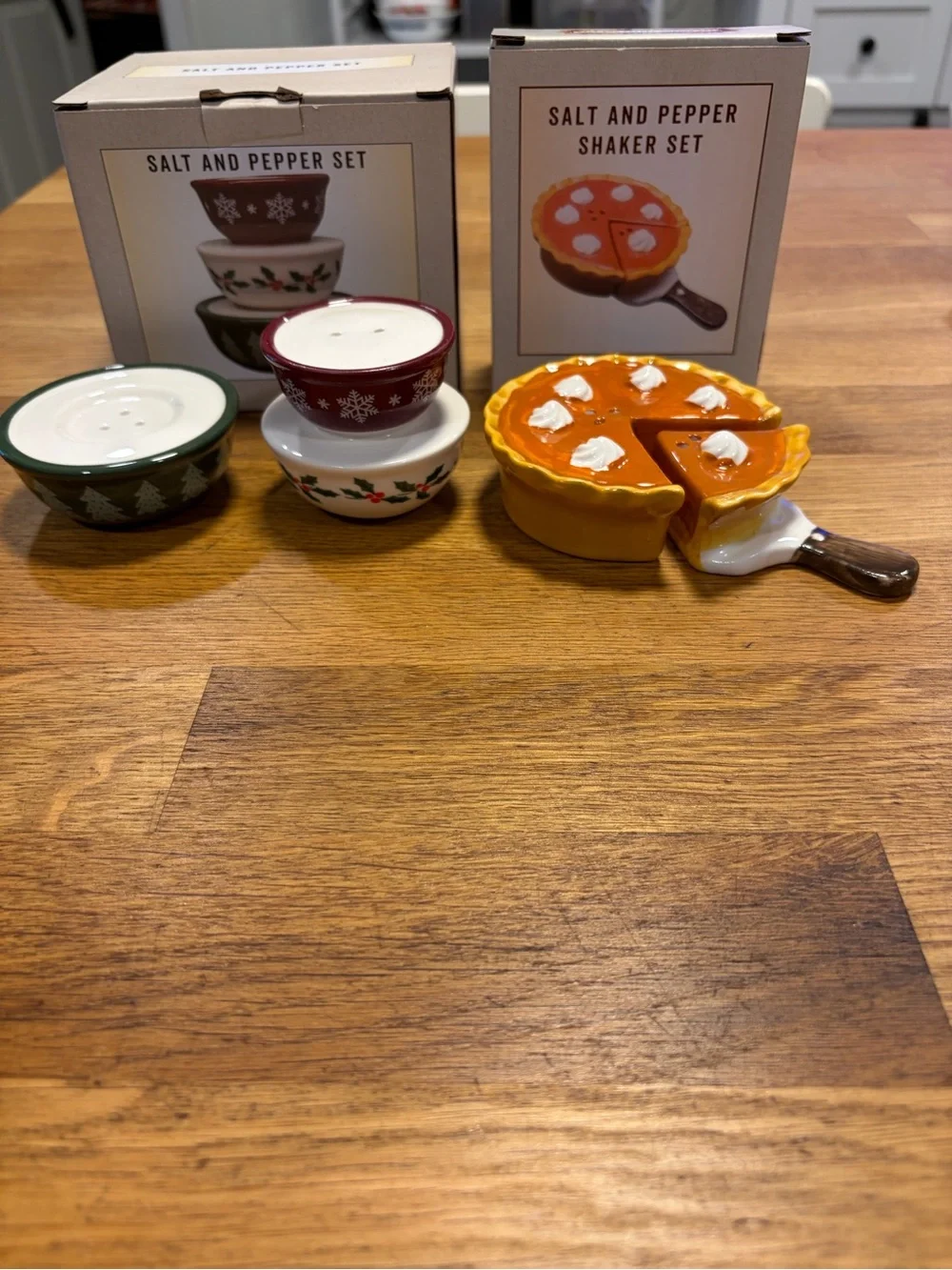 Set of 2 Cracker Barrel salt & pepper shakers Holiday 2026. 1 mixing bowl, 1 pie